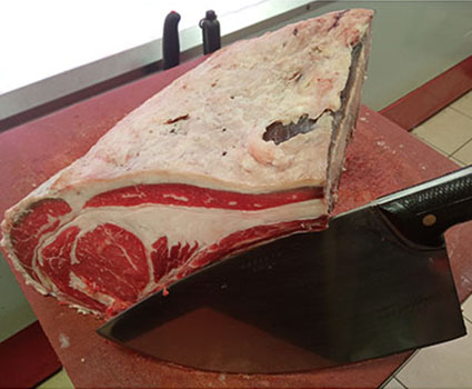 fotografía de un chueletón madurado en la mesa de corte
